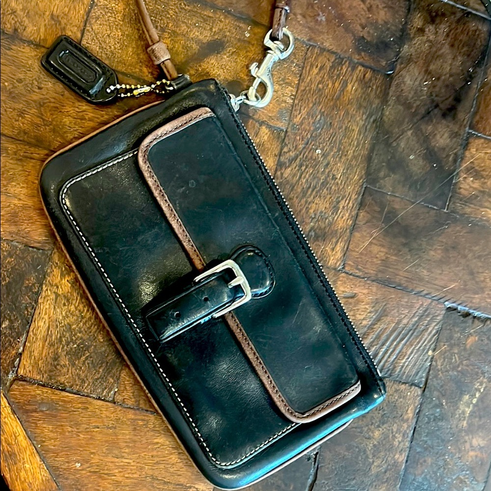 COACH Black leather Roomy Wristlet Purse. Not the tiny kind. - Picture 2 of 12